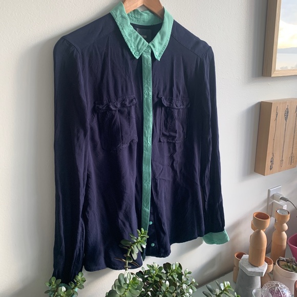Contrast button down blouse - Picture 3 of 4